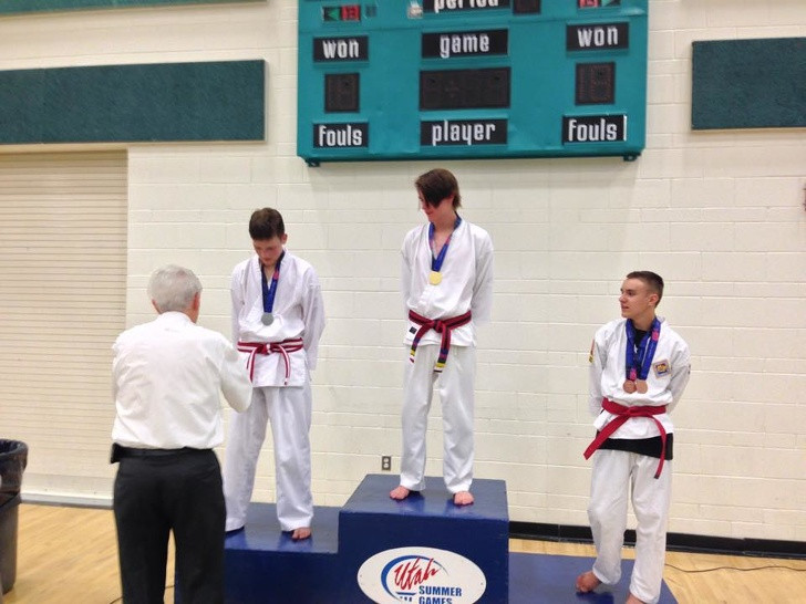 … cùng tham gia hoạt động thể thao.