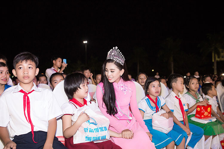 Các em nhỏ rất quý mến Hoa hậu Việt Nam Trần Tiểu Vy.