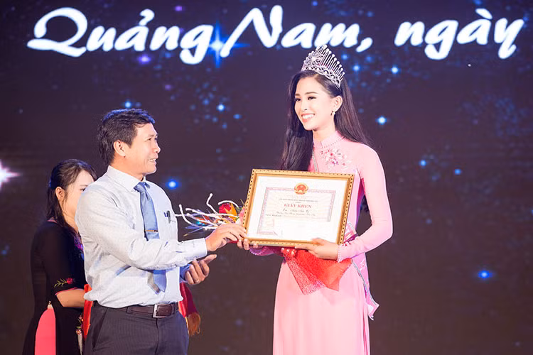 Trong chương trình, Trần Tiểu Vy được đại diện tỉnh Quảng Nam - ông Đinh Văn Thu - Phó Bí thư Tỉnh uỷ, Chủ tịch UBND tỉnh tặng hoa.