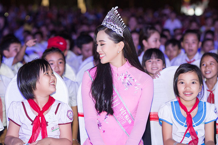 Khoảnh khắc Tiểu Vy vui vẻ bên các em nhỏ trong chương trình.