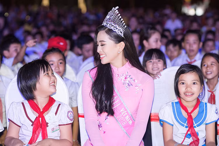 Khoảnh khắc Tiểu Vy vui vẻ bên các em nhỏ trong chương trình.