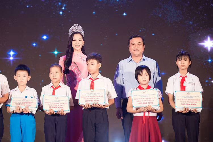 Tuy chỉ hơn một tuần sau đăng quang nhưng Tiểu Vy đã có nhiều hoạt động ý nghĩa cho cộng đồng.