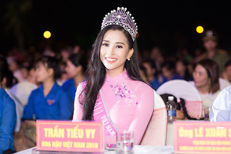 Trần Tiểu Vy ngày càng rạng rỡ sau khi trở thành Hoa hậu Việt Nam 2018.