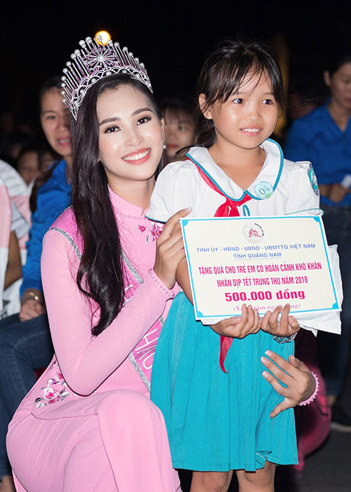 Trước đó, trở về quê nhà, Tiểu Vy đã đến thăm lại trường xưa, tri ân thầy cô và trao học bổng cho các học sinh giỏi của trường. 