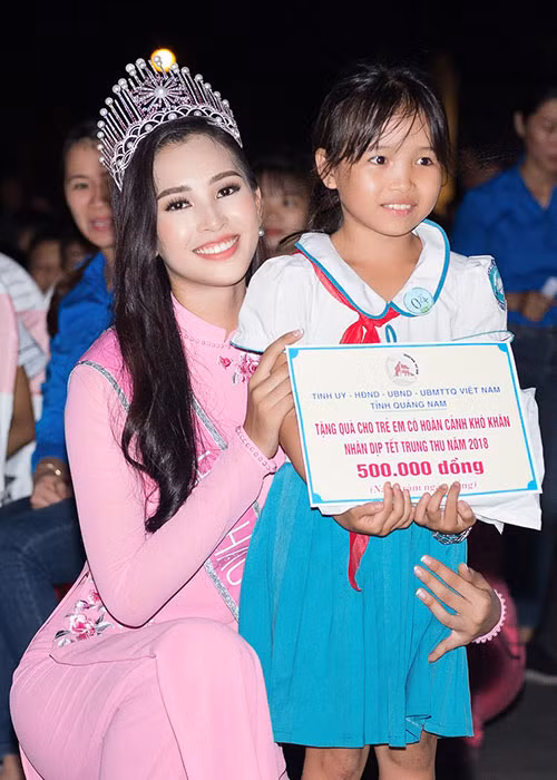 Trước đó, trở về quê nhà, Tiểu Vy đã đến thăm lại trường xưa, tri ân thầy cô và trao học bổng cho các học sinh giỏi của trường. 