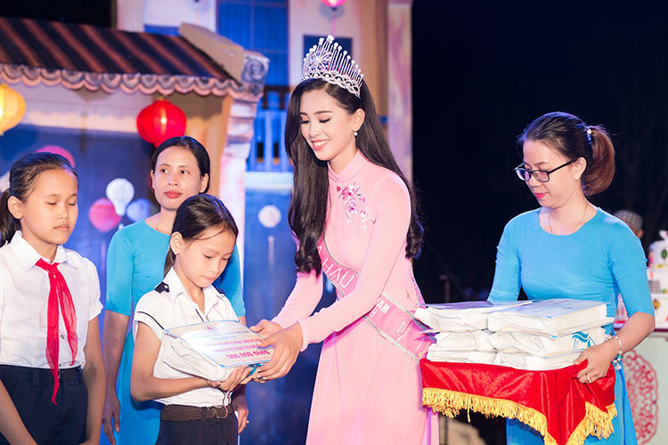 Nhân dịp Trung thu, tân hoa hậu cũng dành tặng số tiền 30 triệu đồng cho các trẻ em có hoàn cảnh đặc biệt của tỉnh Quảng Nam.