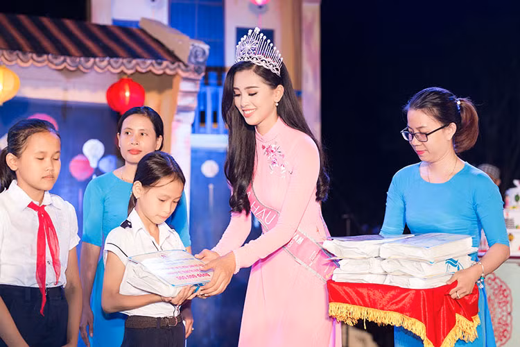 Nhân dịp Trung thu, tân hoa hậu cũng dành tặng số tiền 30 triệu đồng cho các trẻ em có hoàn cảnh đặc biệt của tỉnh Quảng Nam.