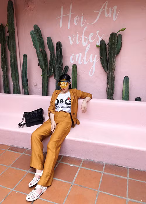 Người đẹp sinh năm 1996 liên tục sắm những món đồ đắt tiền đến từ các thương hiệu nổi tiếng thế giới. Ảnh: FBNV