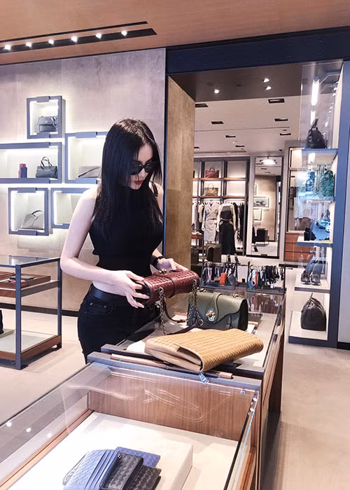 Mạnh tay đầu tư trang phục, phụ kiện hàng hiệu, Hoa hậu Kỳ Duyên luôn xuất hiện sành điệu ở đời thường lẫn trên sân khấu. Ảnh: FBNV