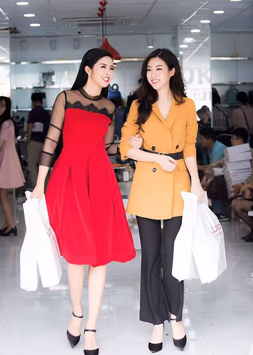 Ngọc Hân luôn giữ thói quen sử dụng đồ bình dân, không gây ồn ào bởi những món hàng hiệu đắt đỏ. Ảnh: FBNV