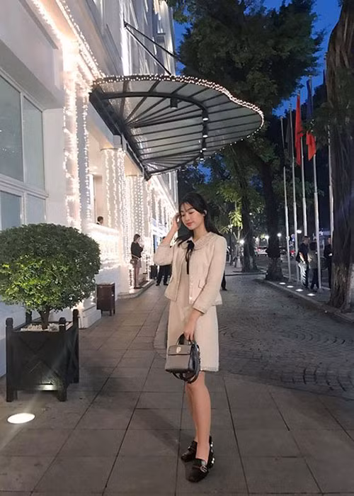 Hoa hậu Việt Nam 2016 luôn đắn đo mỗi khi mua sắm hàng hiệu. Khi sở hữu món đồ hàng hiệu, cô tận dụng tối đa khi đi chơi, tham gia sự kiện. Ảnh: Danviet