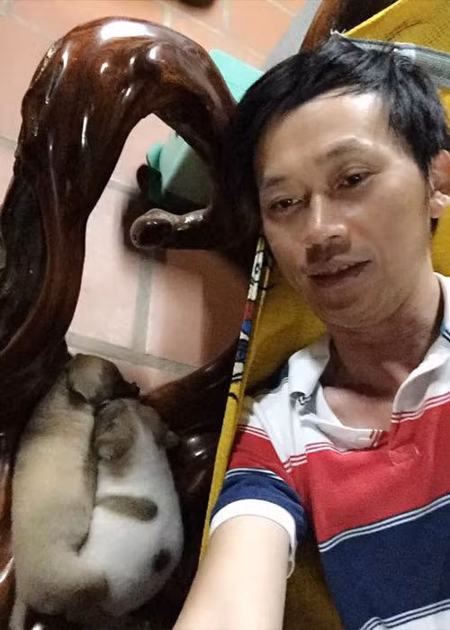 Theo Vietnamnet, Hoài Linh còn có sở thích nuôi chim, gà, chó, thỏ, nhím… tại nhà.