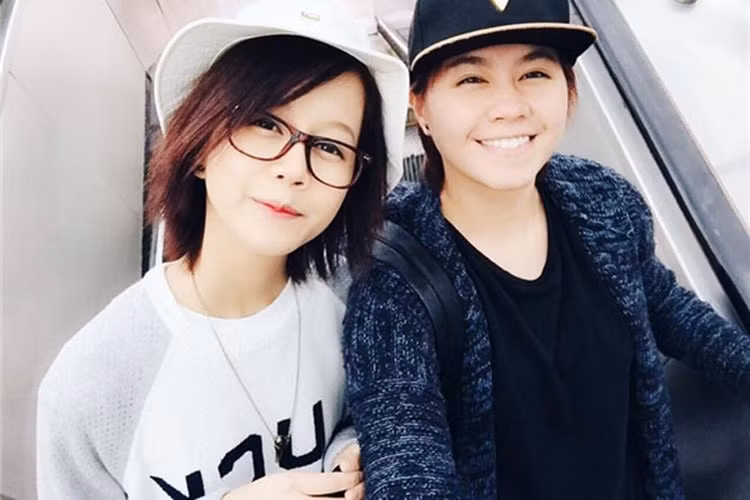 Tuy nhiên, sau này, trước những câu hỏi về giới tính, nữ vlogger lại luôn phớt lờ. Ảnh: Thegioitre