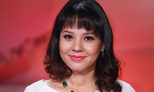 Ít ai biết, Diễm Quỳnh đã kết hôn với ông xã hơn 4 tuổi trước khi gia nhập nhà đài VTV. Hiện tại, biên tập viên nổi tiếng này đang giữ chức vụ Trưởng ban VTV6 và có cuộc sống hạnh phúc bên chồng và hai con gái.