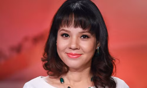 Ít ai biết, Diễm Quỳnh đã kết hôn với ông xã hơn 4 tuổi trước khi gia nhập nhà đài VTV. Hiện tại, biên tập viên nổi tiếng này đang giữ chức vụ Trưởng ban VTV6 và có cuộc sống hạnh phúc bên chồng và hai con gái.