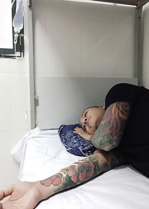 Không chỉ Mr Đàm, nhiều sao Việt cũng đổ bệnh vì mải miết làm việc, dành ít thời gian nghỉ ngơi. Tuấn Hưng là một trong số đó. Ảnh: FBNV