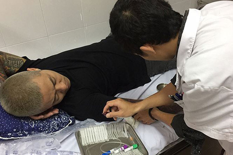 Năm 2017, Tuấn Hưng từng kiệt sức đến mức bị ngất xỉu và phải nhập viện bởi ngay sau đêm nhạc ở Lào Cai, anh lái xe trở về Hà Nội để hát ở một show khác. Ảnh: Tienphong