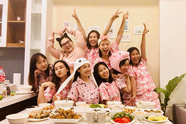 Lộ vòng 2 lớn bất thường tại tiệc độc thân, Nhã Phương tiếp tục khiến dân mạng thêm tin nghi vấn nữ diễn viên đang mang bầu. Ảnh: FBNV