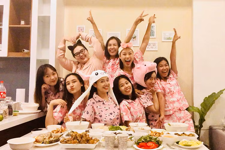 Lộ vòng 2 lớn bất thường tại tiệc độc thân, Nhã Phương tiếp tục khiến dân mạng thêm tin nghi vấn nữ diễn viên đang mang bầu. Ảnh: FBNV