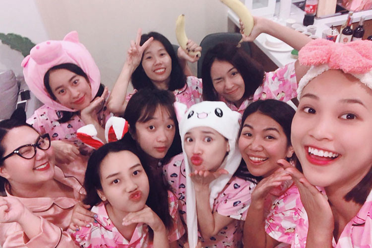 Vợ sắp cưới của Trường Giang rất thân thiết với ca sĩ Ái Phương, MC Hoàng Oanh. Ảnh: FBNV