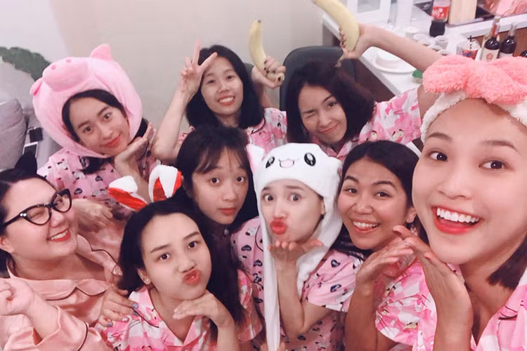 Vợ sắp cưới của Trường Giang rất thân thiết với ca sĩ Ái Phương, MC Hoàng Oanh. Ảnh: FBNV