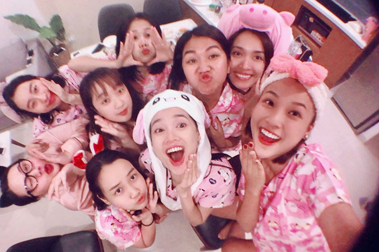 Trong tiệc độc thân trước ngày lên xe hoa, Nhã Phương vô cùng nhí nhảnh. Ảnh: FBNV