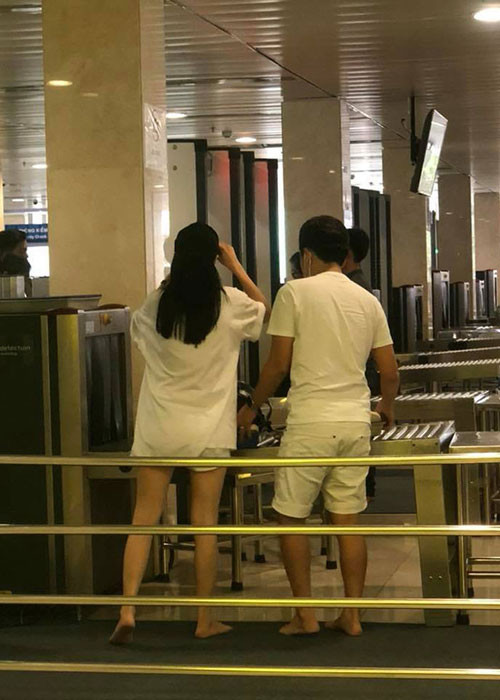 Nữ diễn viên gây chú ý khi mặc chiếc áo khá rộng xuất hiện bên chồng sắp cưới. Ảnh: Saostar