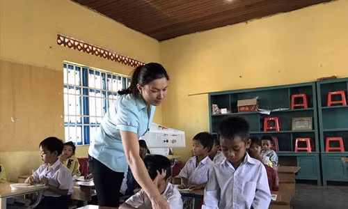 Thieu giao vien van phai giam bien che