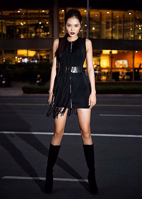 Khả Hân tham gia các cuộc thi nhan sắc nhằm tìm kiếm cho bản thân những cơ hội trong nghề.