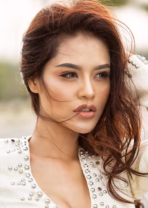 Khả Hân là gương mặt khá xa lạ với cư dân mạng.