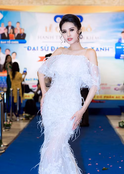 Theo Thế giới điện ảnh, người đẹp Đồng Nai sinh ra trong một gia đình có 5 chị em gái, bố bị mất sức lao động, mẹ phải bôn ba vào Sài Gòn kiếm tiền.