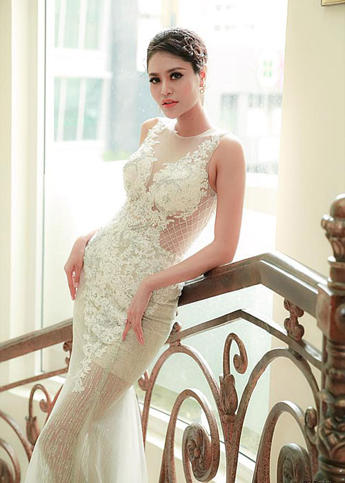 Theo Kinh tế du lịch, Khả Hân từng lọt top 5, đoạt danh hiệu Miss Fashion tại cuộc thi Hoa khôi Duyên dáng Áo dài 2017.