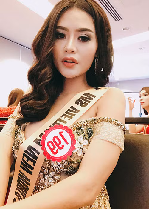 Trên sân khấu chung kết, Khả Hân bất ngờ bị ngất xỉu do sức khỏe yếu sau quá trình tham gia cuộc thi với lịch trình dày đặc.