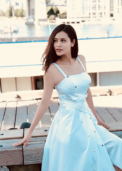 Khả Hân cao 1m73, nặng 50kg, có số đo ba vòng: 86 - 60 - 92.