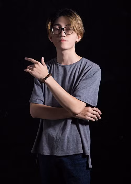 Có khả năng sáng tác, Tùng Dương đã mang đến cuộc thi The Debut loạt ca khúc anh viết như "Baby, I don’t like your homie", "Lớn lên".