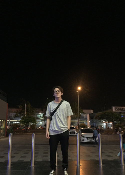 Ngoài đời, Tùng Dương ăn mặc khá giản dị.