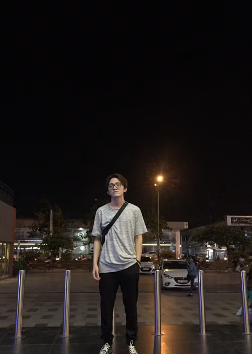 Ngoài đời, Tùng Dương ăn mặc khá giản dị.