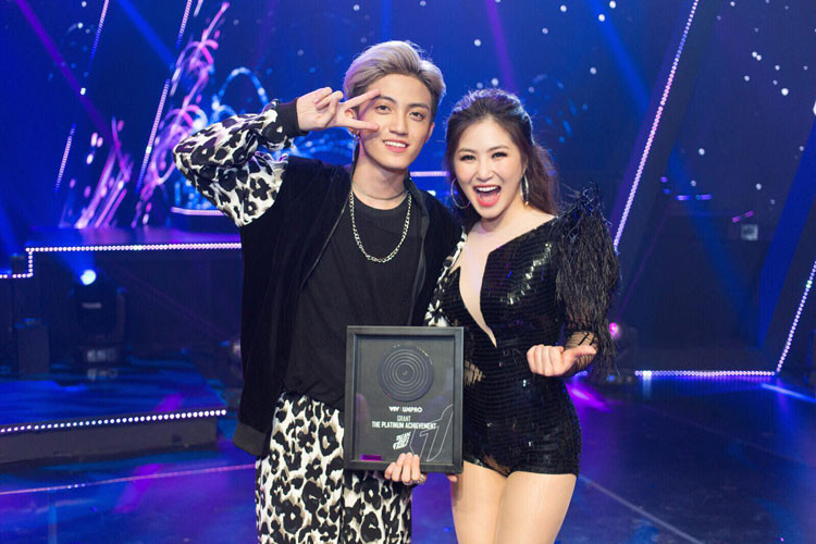 Chung kết cuộc thi The Debut vừa khép lại với chiến thắng đầy bất ngờ của Tùng Dương. Cậu học trò của Hương Tràm nhận được lượng bình chọn chiếm đến 59,8%.