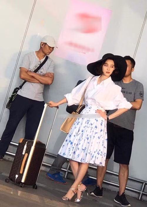 Phạm Băng Băng trẻ trung, sành điệu trong một cảnh quay ở sân bay. Ảnh: QQ