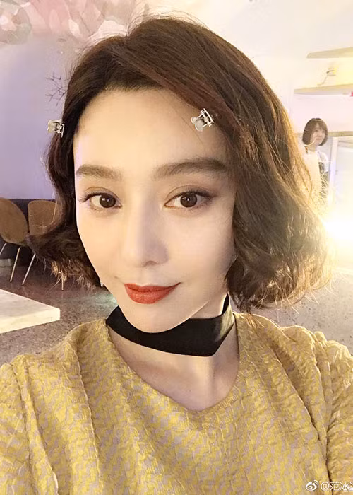 Trên trang cá nhân, mỹ nhân họ Phạm cũng từng khoe ảnh xinh đẹp trên phim trường. Ảnh: Weibo