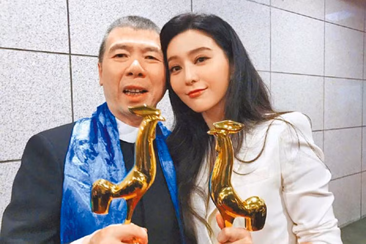 Vai diễn trong "Điện thoại di động" phần 1 giúp Phạm Băng Băng giành giải Nữ diễn viên chính xuất sắc nhất tại giải Bách Hoa 2004. Hiện tại, scandal Phạm Băng Băng trốn thuế vẫn gây ồn ào. Ảnh: Chinatimes