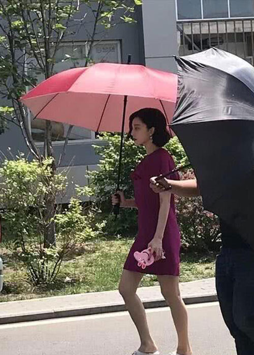 Trong "Điện thoại di động" phần 1, Phạm Băng Băng đóng vai Vũ Nguyệt - nữ biên tập viên xinh đẹp yêu người dẫn chương trình đã có vợ. Ảnh: Hhknews