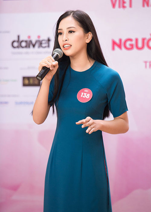 Tiểu Vy khoe giọng hát trong phần thi tài năng.