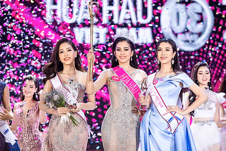 Trong khoảnh khắc đăng quang, Hoa hậu Trần Tiểu Vy xúc động nghẹn ngào.