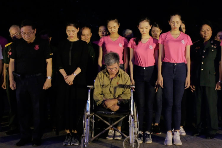 Tiểu Vy cùng các thí sinh khác trong nhóm dự án "Những giấc mơ nhỏ" đến thăm Trung tâm điều dưỡng thương binh, người có công ở Kim Bảng, Hà Nam. Tại đây, các cô gái giúp điều dưỡng chăm sóc bệnh nhân.