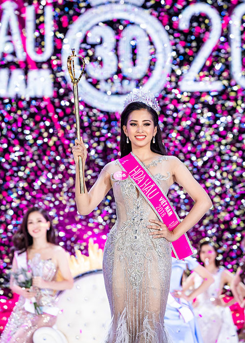 Tối ngày 16/9, Trần Tiểu Vy vượt mặt 42 người đẹp khác để đăng quang cuộc thi Hoa hậu Việt Nam 2018. Tân hoa hậu đến từ Quảng Nam, năm nay 18 tuổi.
