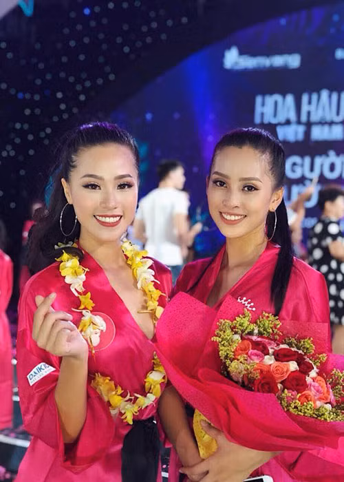 Ở phần thi Người đẹp Biển, Tiểu Vy lọt top 3 dù không may bị trượt ngã trong lúc trình diễn.