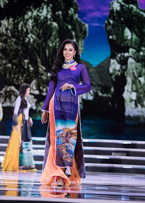 Tân hoa hậu diện áo dài, sải bước tự tin ở phần thi trình diễn trang phục áo dài.