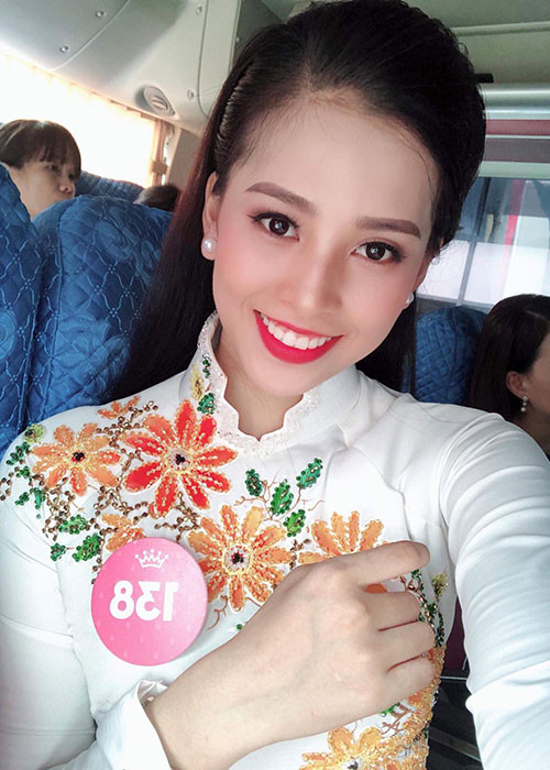 Hoa hậu Việt Nam Trần Tiểu Vy luôn giữ được vẻ rạng rỡ dù lịch trình hoạt động của cuộc thi khá dày đặc.
