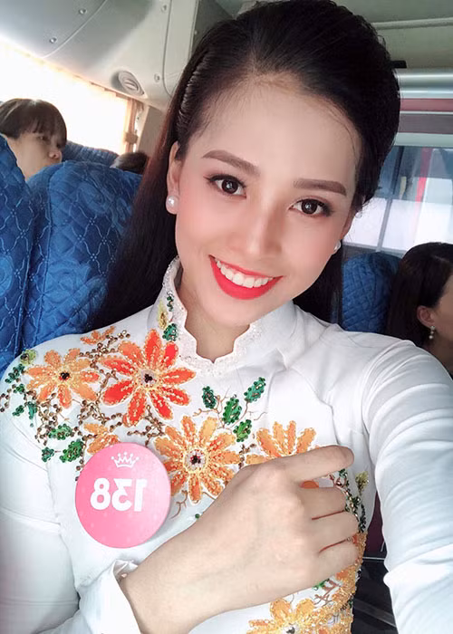 Hoa hậu Việt Nam Trần Tiểu Vy luôn giữ được vẻ rạng rỡ dù lịch trình hoạt động của cuộc thi khá dày đặc.